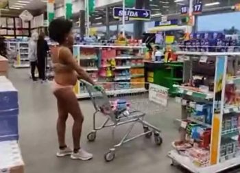 PROTESTO: Professora é alvo de racismo e vai a supermercado de lingerie em protesto