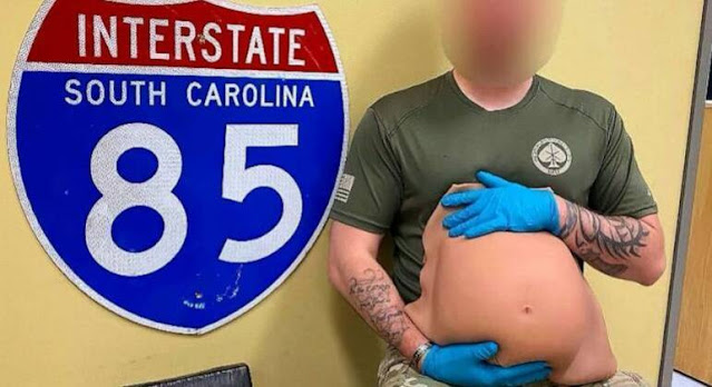 EUA: Mulher usa barriga de grávida falsa para esconder 1,5 kg de cocaína